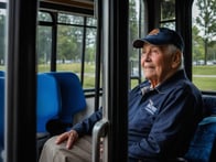 Wie der Wegfall von Busfahrern gerade die Mobilität und Lebensqualität älterer Menschen gefährdet.